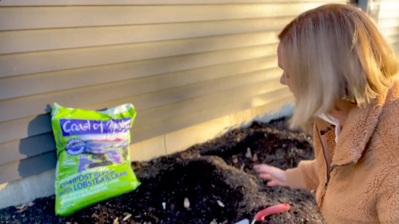 Video showing a golf tee garden marker