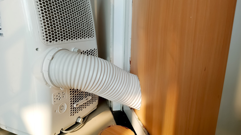 Single-hose exhaust portable air conditioner