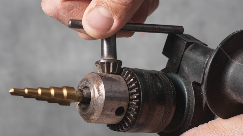 Someone tightening a keyed chuck