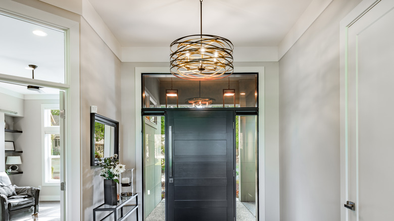 Entryway with a modern-looking chandelier