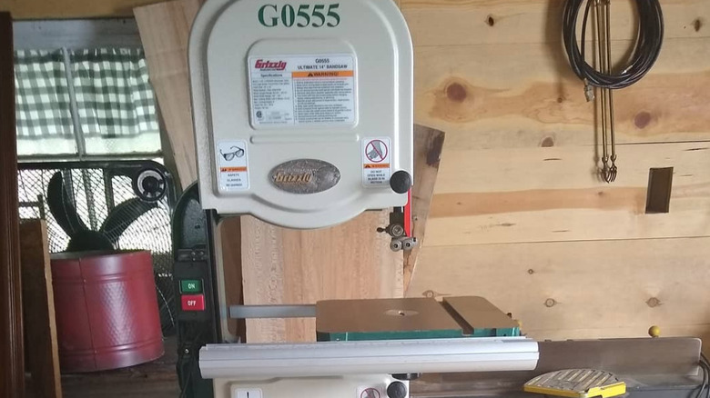 Grizzly Industrial G0555 Bandsaw in a workshop