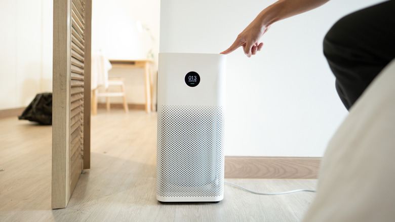 Pushing start on an air purifier