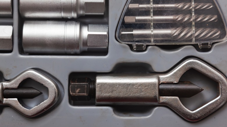 A bolt extraction tool set, including two nut splitter heads