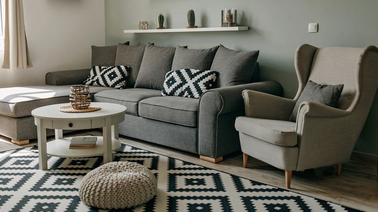 A living room with matching throw pillows and rug