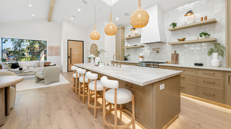 A large and open modern kitchen.