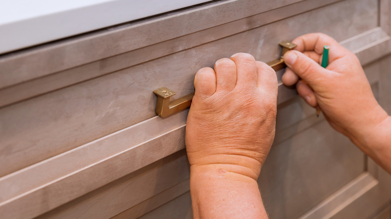 Hand on handle installation drawers in custom kitchen cabinets