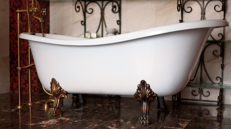 Vintage clawfoot tub