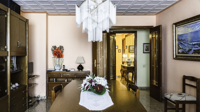 A dining room with a large white chandelier over the table