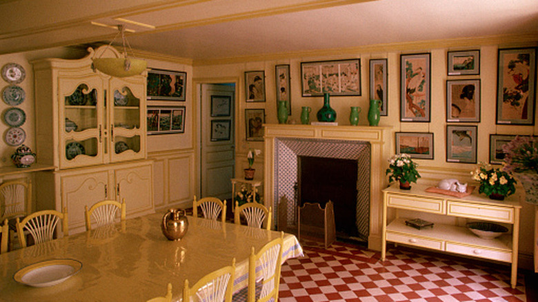 A yellow '80s dining room