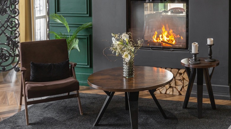 Brutalist-inspired sitting area next to a fireplace