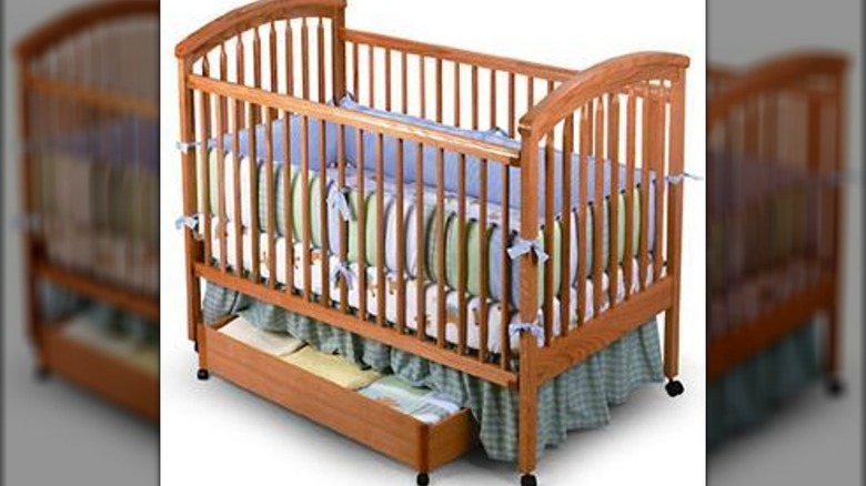Simplicity drop-side crib