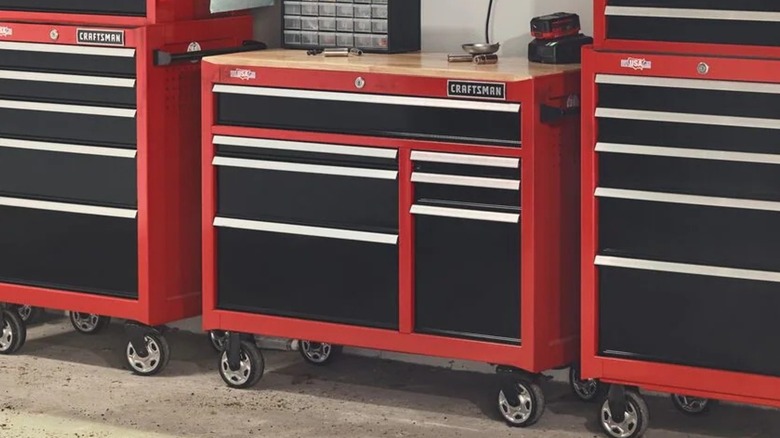 Craftsman 2000 Series 7-Drawer Rolling Work Bench in garage