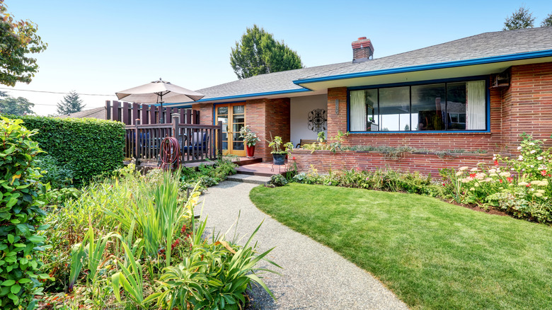 One level Red brick rambler house exterior