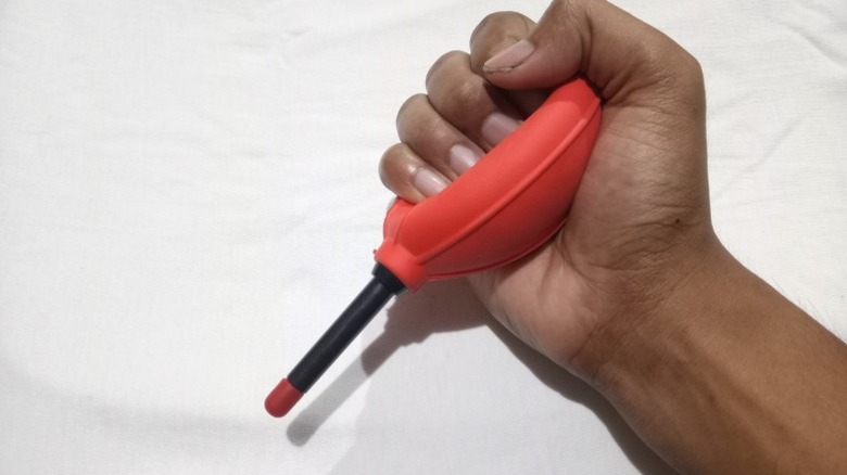 Using a bulb duster for effective DE application