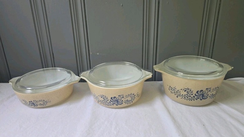 Homestead Pyrex dishes with lids