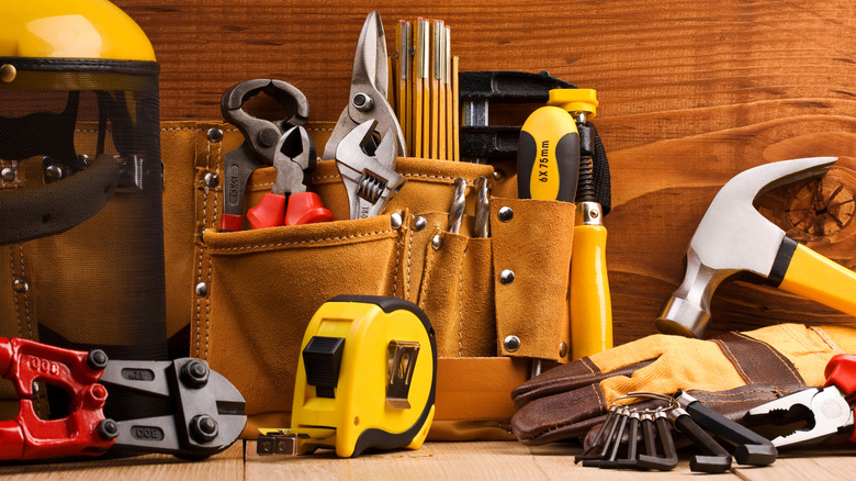 Set of hand tools and a tool pouch