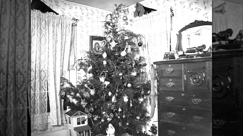 Christmas tree in a 1900s sitting room