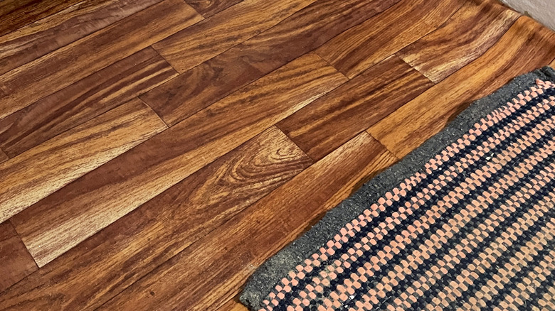 Lifting vinyl planks