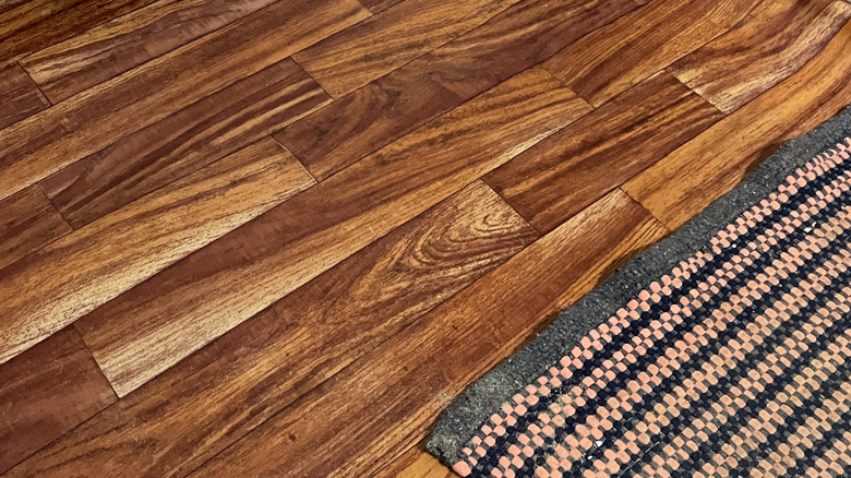 Lifting vinyl planks