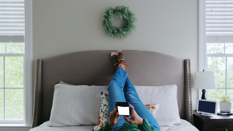 A wreath above a bed