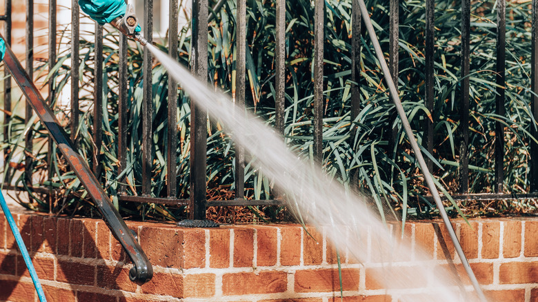 Pressure washing nozzle