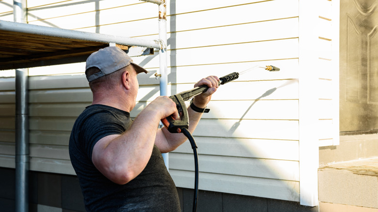 Pressure washing vinyl siding