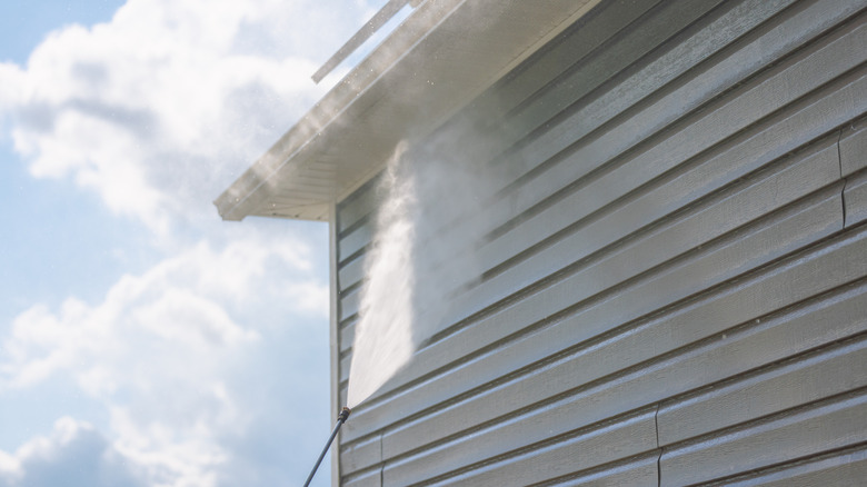 Rinsing vinyl siding