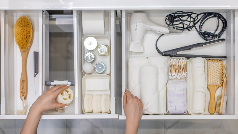 Bathroom drawer with organziers