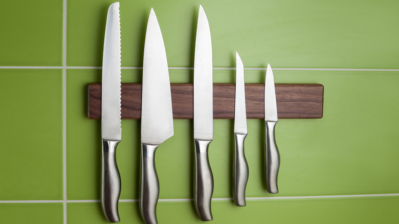 knives on magnetic rack