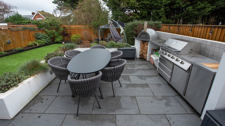 A small backyard with a patio and kitchen.