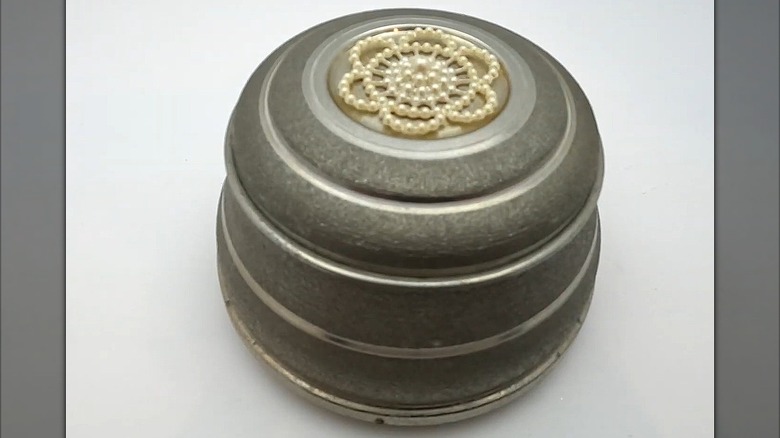 An aluminum musical powder jar