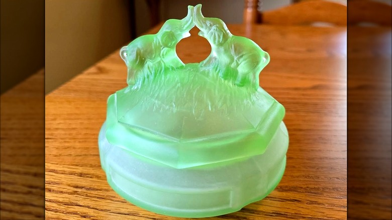 A LE Smith uranium kissing-elephant glass powder box