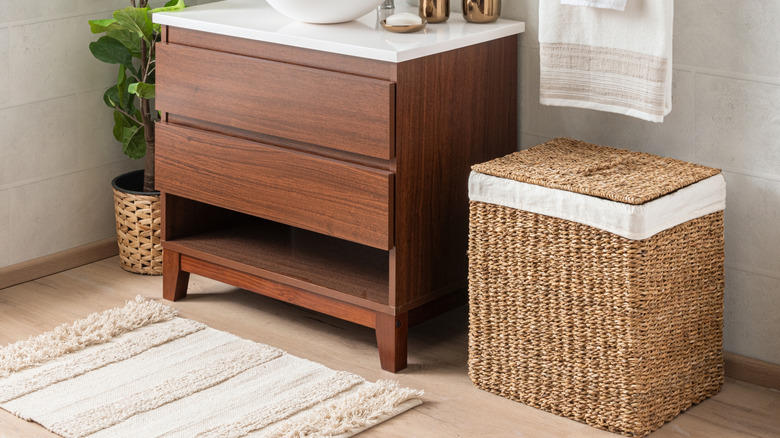 A japandi bathroom with wicker and wood