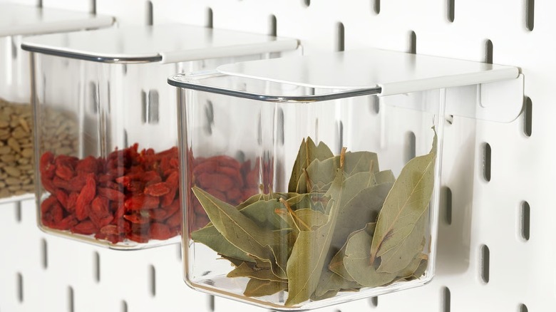 Loose herbs in SKÅDIS organizers