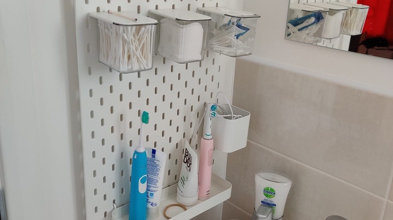 IKEA SKÅDIS holding bathroom items