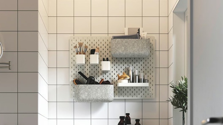 IKEA SKÅDIS holding makeup items