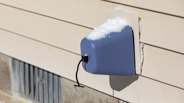 Outdoor spigot cover with snow
