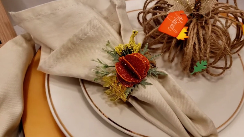DIY fall napkin rings in a placesetting