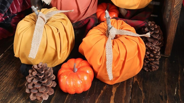 Soft DIY pumpkin decor using cloth and toilet paper rolls