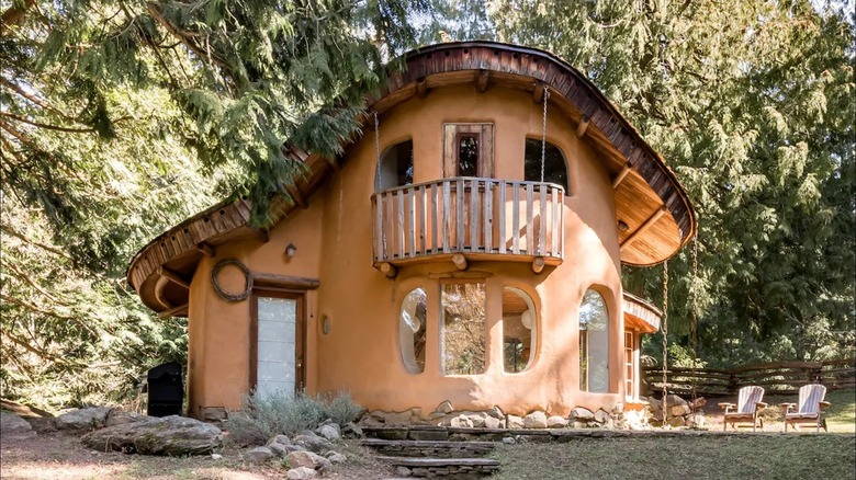 Curvy Cob Cottage Airbnb in Mayne Island, Canada