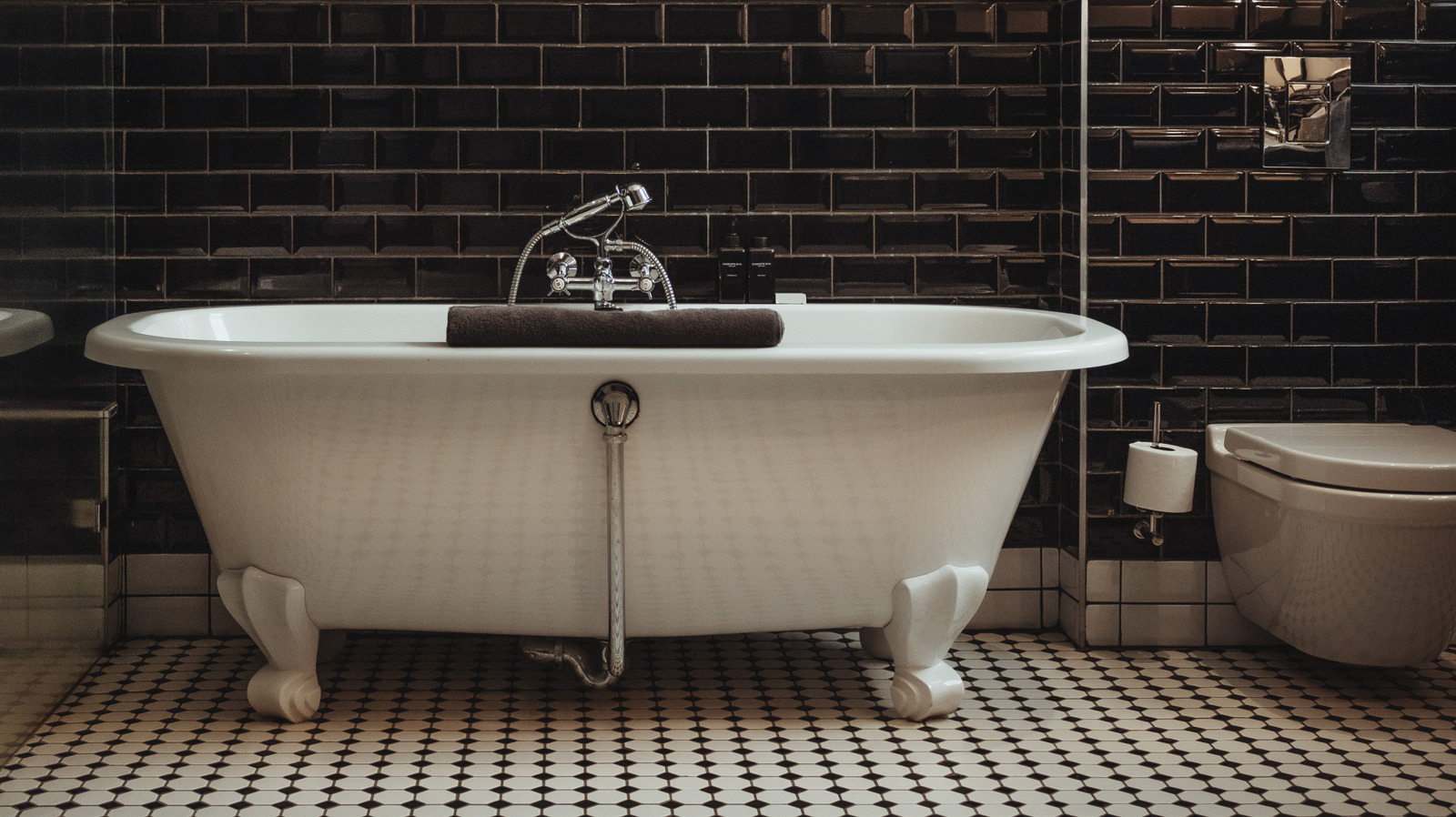 13 Black And White Tile Design Ideas That Look Stunning In The Bathroom - White And Black Tile Pattern Concepts Bathroom