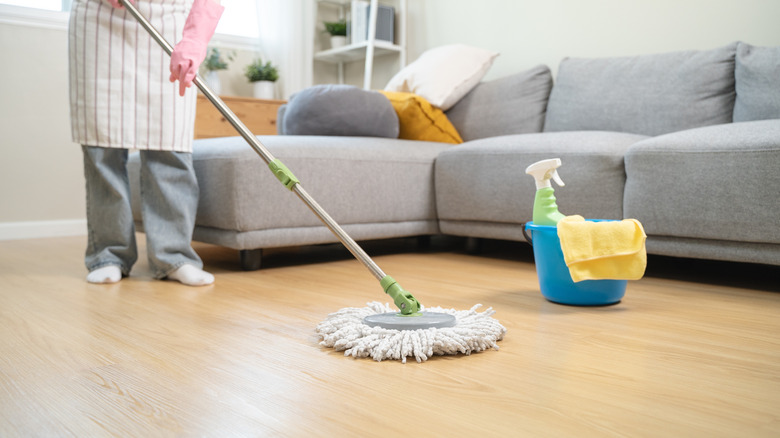 string mop cleaning wood floor