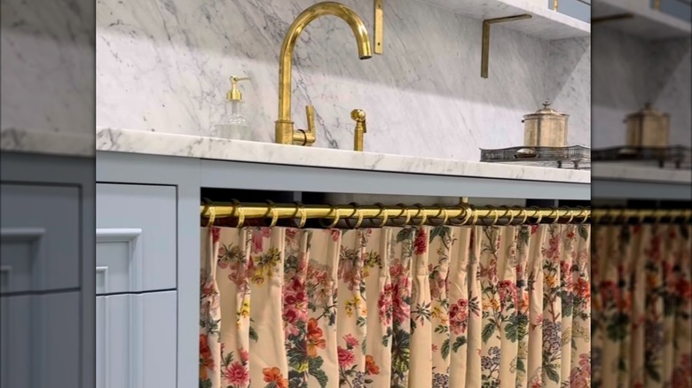 Vintage-inspired curtain for sink skirt on kitchen sink