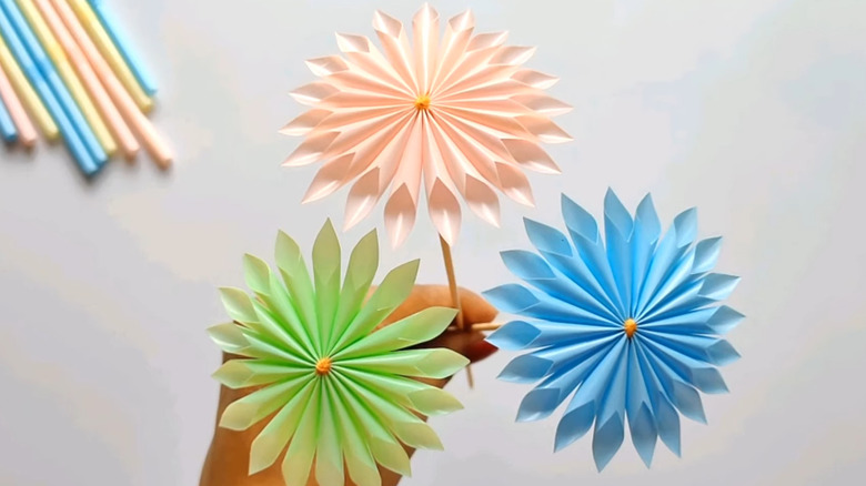 Pastel plastic straws cut into DIY flowers