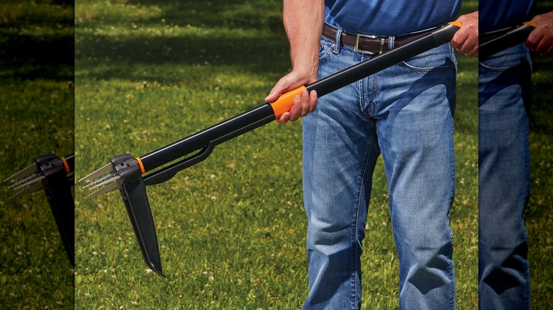 Fiskars 4-Claw Stand Up Weed Puller Tool