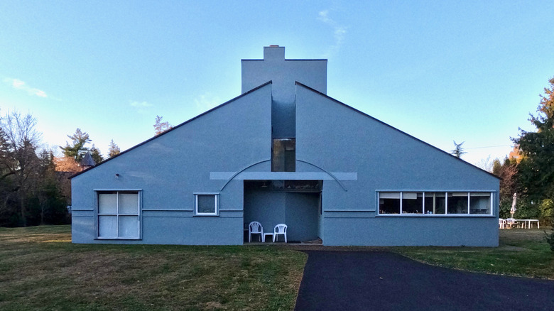 Post modern home designed by Venturi