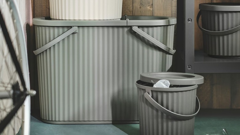 Two sizes of DAMMÄNG Bin with lid