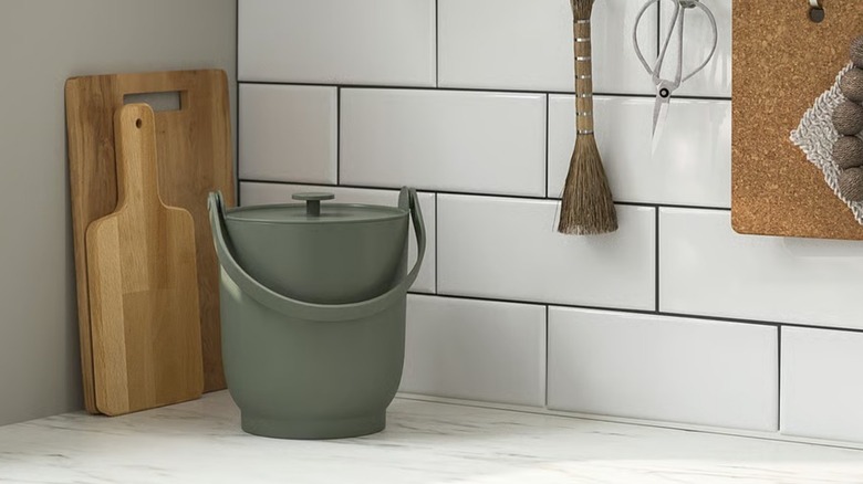 FARMARKVAST Compost bin on kitchen countertop