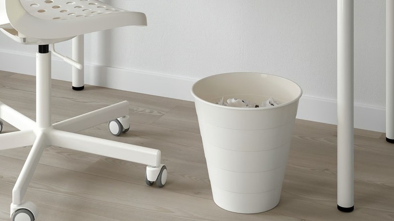 FNISS Trash can next to desk