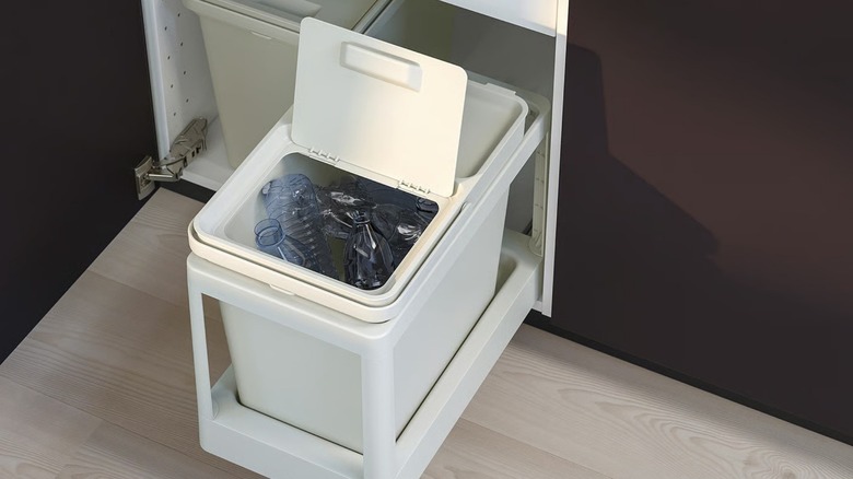 HÅLLBAR Pull-out Recycling solution filled with plastic bottles